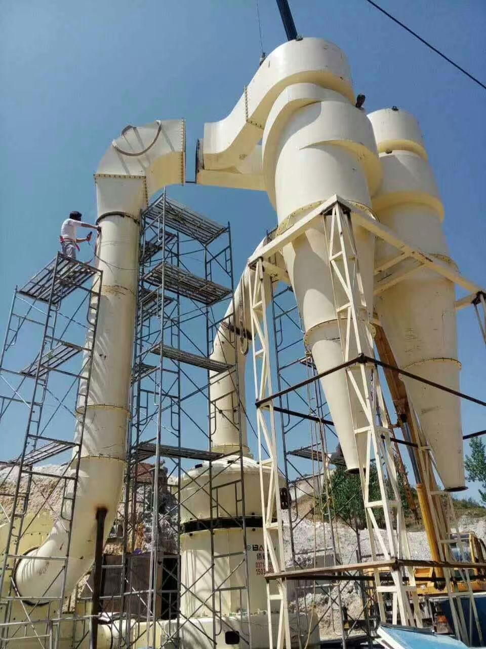 High-pressure suspended roller mill